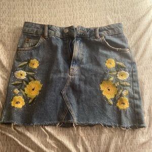 Denim skirt with flowers